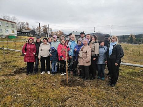 Жители поселка Уралец посадили яблоневую аллею, которая станет частью нового парка отдыха в туркластере «Гора Белая»