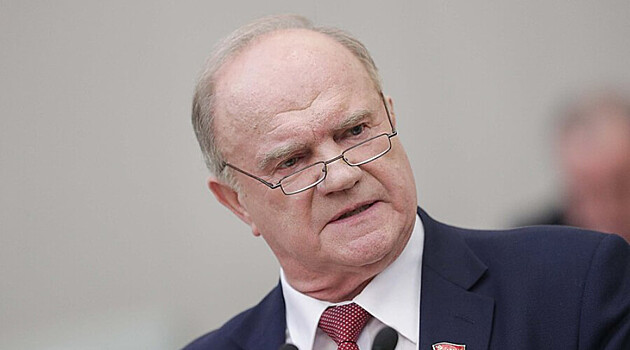 Коммунисты России провели субботник на могиле Ильича