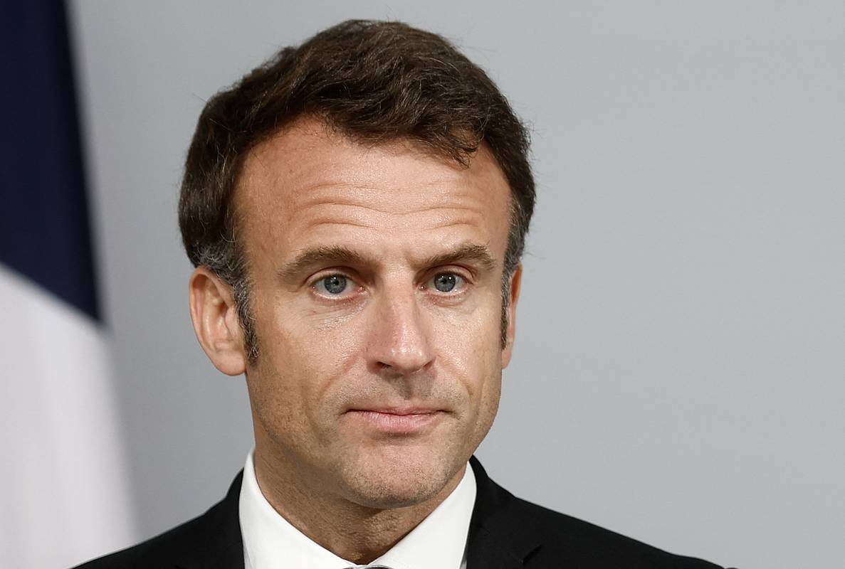 Французский политик задал Макрону три вопроса по его же просьбе