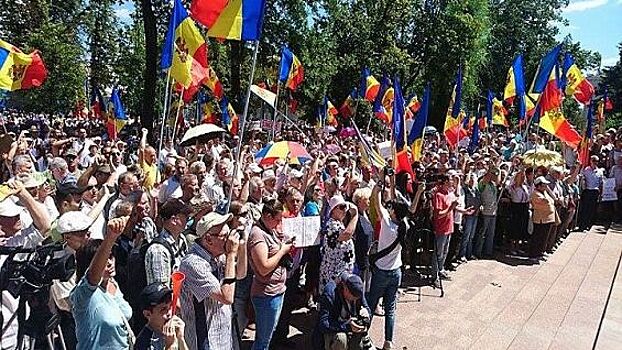 Митинг против смешанной избирательной системы проходит в Кишиневе