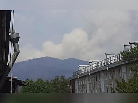 Лесной пожар движется к Атамановке