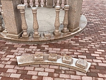 В курганском городе вандалы разгромили ротонду на набережной