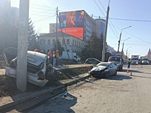 В центре Омска в страшном ДТП пострадали два человека