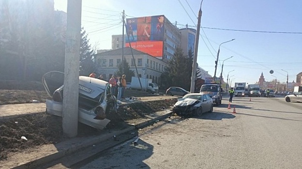 В центре Омска в страшном ДТП пострадали два человека