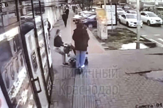 В Краснодаре подростки на электросамокате врезались в коляску с ребенком