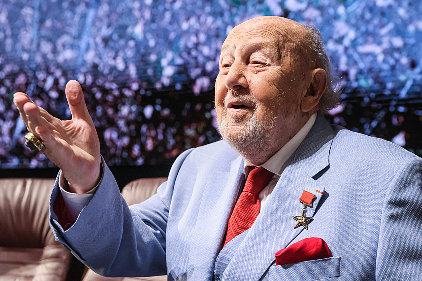 22 апреля не стало художника-монументалиста, скульптора и педагога Зураба Церетели. Среди его главных работ выделяют московский памятник Петру I, монумент «Дружба навеки», памятник жертвам терактов в США 1993-го и 11 сентября 2001-го «Слеза скорби».