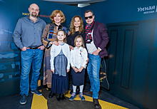 Юлия Такшина, Владимир Левкин и Елена Бирюкова посетили с детьми научную елку в Москве