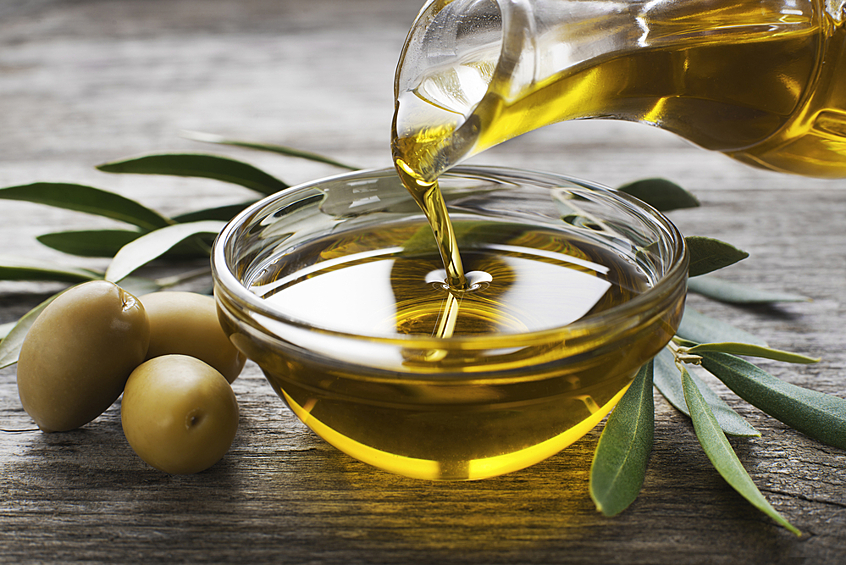 Оливковое масло. Настоящий продукт очень дорогой. Нетрудно догадаться, что более половины оливкового масла, которое продают в мире, — подделка. Чаще всего для фальсификации производители используют смесь подсолнечного, арахисового и соевого масел. Для запаха используют ароматизаторы, а для цвета — красители.