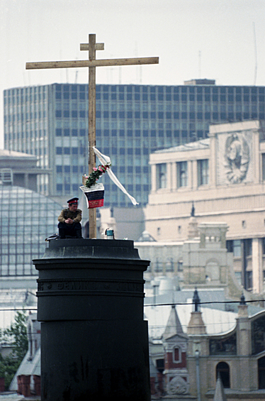 В октябре 1991 года по решению Президиума Моссовета памятник Дзержинскому в числе прочих памятников, снятых с пьедесталов, был помещён в парк искусств «Музеон».