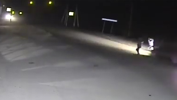 Восьмиклассница попала под колеса легковушки. Видео