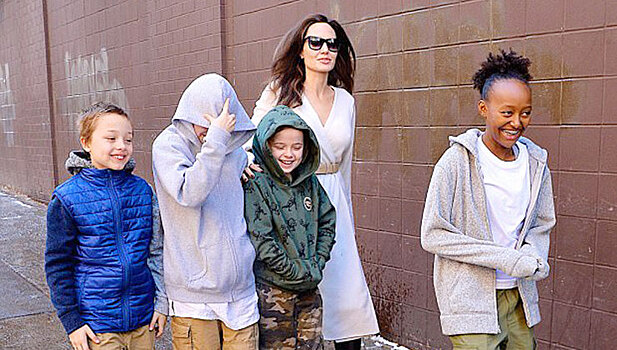 Анджелина Джоли отметила день рождения в парке аттракционов с детьми