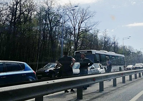 Внимание, пробка: на Волжском шоссе столкнулись 4 легковых автомобиля