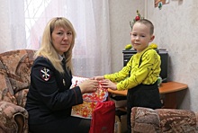 В Хабаровске полицейский Дед Мороз поздравил с праздниками юных жителей города и вручил сладкие подарки