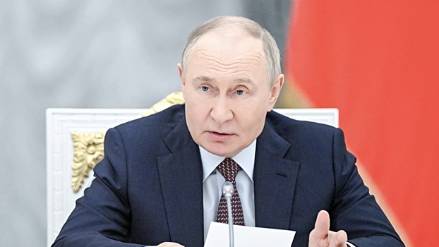 Путин скептично оценил функцию предложения руки и сердца через «Госуслуги»