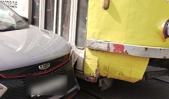 В Волгограде ограничили движение трамваев из-за ДТП