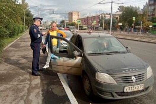 Сотрудники ГИБДД проверяют учебные автомобили красноярских автошкол