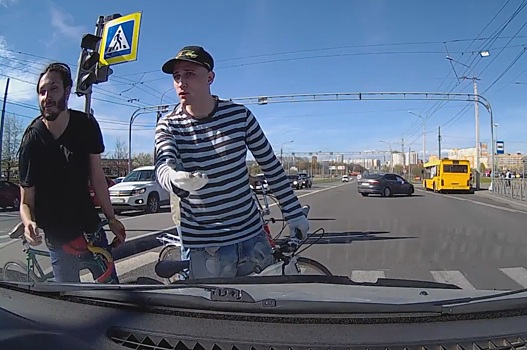 Петербуржец в воспитательных целях сбил двигавшихся по "зебре" велосипедистов