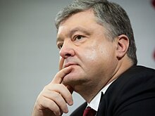 В Порошенко на митинге швырнули пачку фальшивых купюр