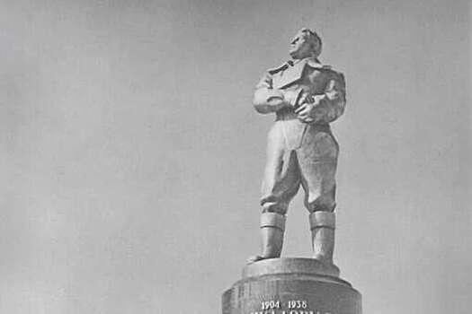 В Нижнем Новгороде памятнику Чкалову вернут надпись "сталинскому соколу"