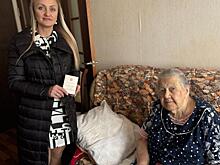 В Курске 97-летнему ветерану ВОВ Галине Фроловой вручили юбилейную медаль