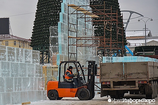 В Екатеринбурге спилили часть ледовых фигур из-за угрозы обрушения