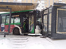 Автобус врезался в остановку в Астане, есть пострадавший