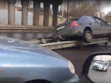 На Москвоском проспекте «Форд» повис на ограждении