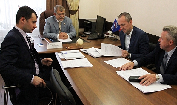 Аркадий Пономарев обсудил с властями строительство в избирательном округе школ и детских садов
