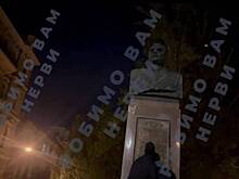 Вандалы в Одессе сорвали табличку на памятнике маршалу Малиновскому