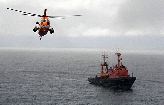 Российские спасатели взяли норвежский танкер на буксир