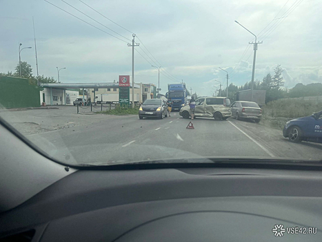 На Московском проспекте в Калининграде образовалась пробка из-за аварии на "Балтике"