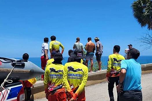 Группу российских туристов смыло в море огромной волной в Таиланде