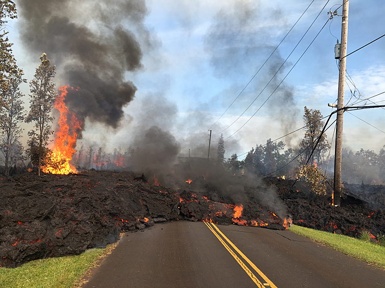  Гавайи находятся в так называемом "Тихоокеанском огненном кольце": с Килауэа связаны еще 12 вулканов, которые могут начать извергаться