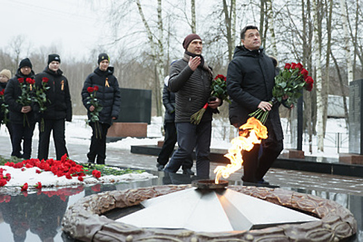 Андрей Воробьев возложил цветы к Братской могиле в Лобне в День Неизвестного солдата