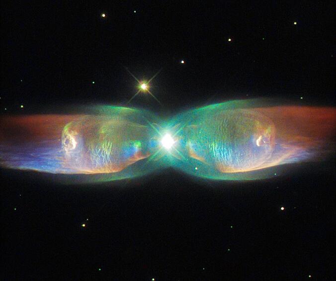 Биполярная туманность Twin Jet, которая находится в созвездии Змееносца на расстоянии 5560 световых лет от Земли