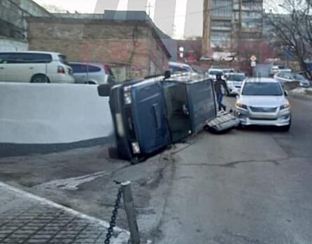 Во Владивостоке произошло необычное ДТП с опрокидыванием