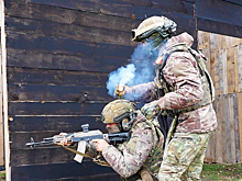 В Крыму новобранцы Минобороны обучаются тактике боя в условиях "лабиринта"