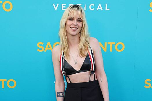 Кристен Стюарт пришла на показ фильма в кожаном бюстгальтере