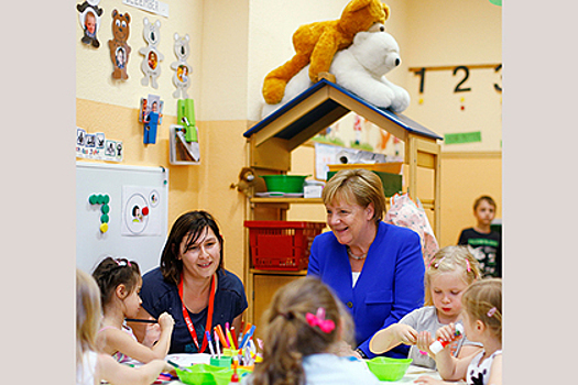 Меркель засняли на фоне «совокупляющихся» медведей