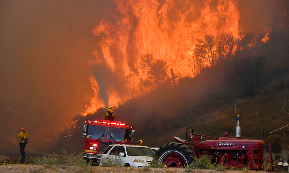 Пожар, которому присвоено название Tick ("Клещ"), уже распространился на площади свыше пяти тысяч акров (более двух тысяч гектаров) в округе Лос-Анджелес.