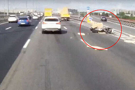 На видео попало падение байкера на КАДе из-за пачки утеплителя, слетевшей с "Газели"