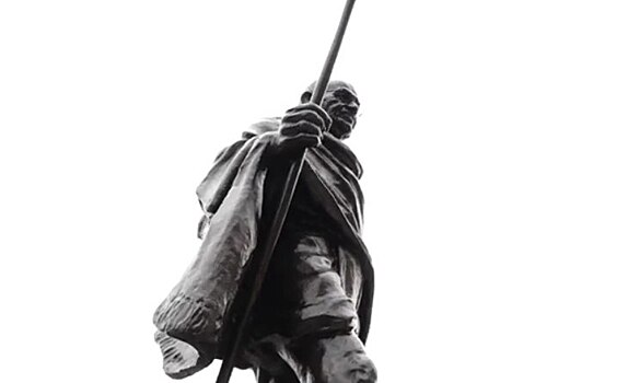 В Ереване осквернили памятник Махатме Ганди