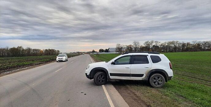 На Дону после столкновения один из автомобилей вылетел в кювет