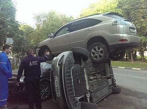 "Летающий Лексус" приземлился на два автомобиля в Туле