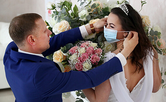 В российском регионе запретили жениться без справки о вакцинации