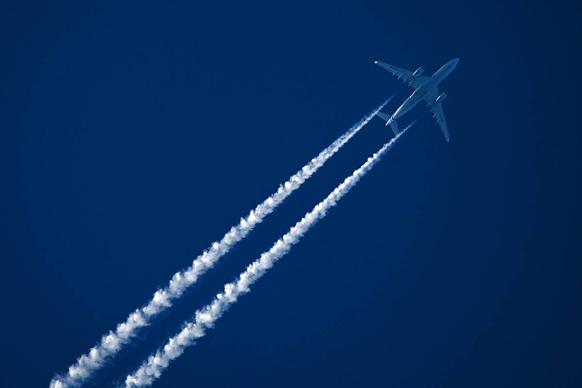 Пилоты российского самолета увидели НЛО в небе над Москвой