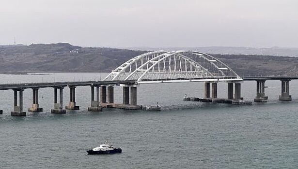 Под автомобильной веткой Крымского моста в момент взрыва заметили неизвестный объект