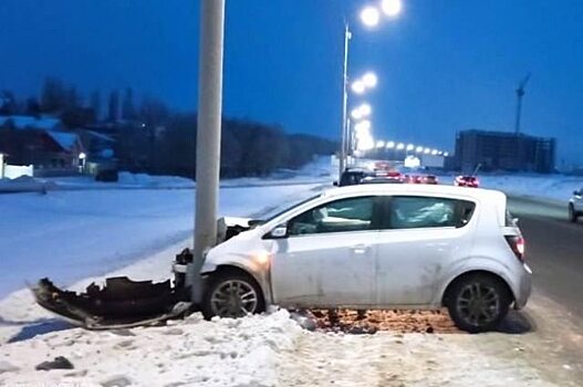 В Саратове автоледи влетела в столб и попала в больницу
