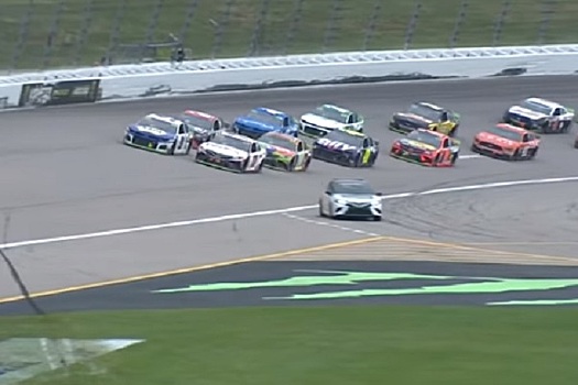 Гонщик NASCAR развернулся на 360 градусов на полном ходу