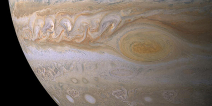 Аномальные колебания температуры выявили в атмосфере Юпитера